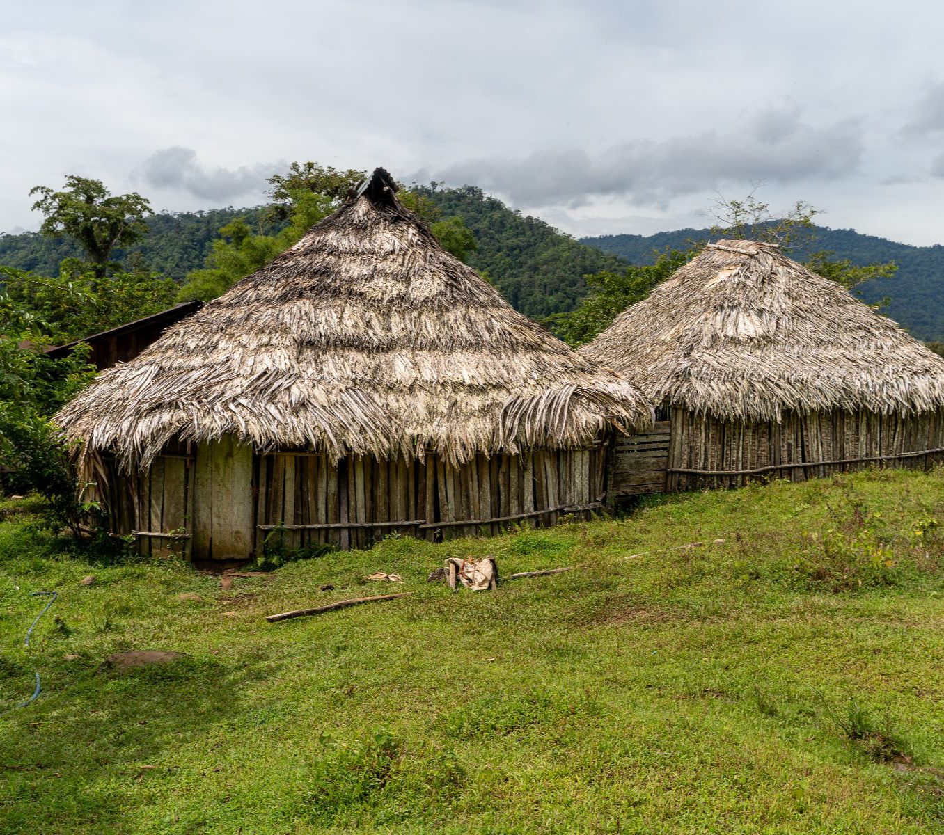Rondreis Costa Rica, Puerto Viejo de Limon, Excursie Bri Bri Reserve tour, huizen van Bri Bri inheemse gemeenschap