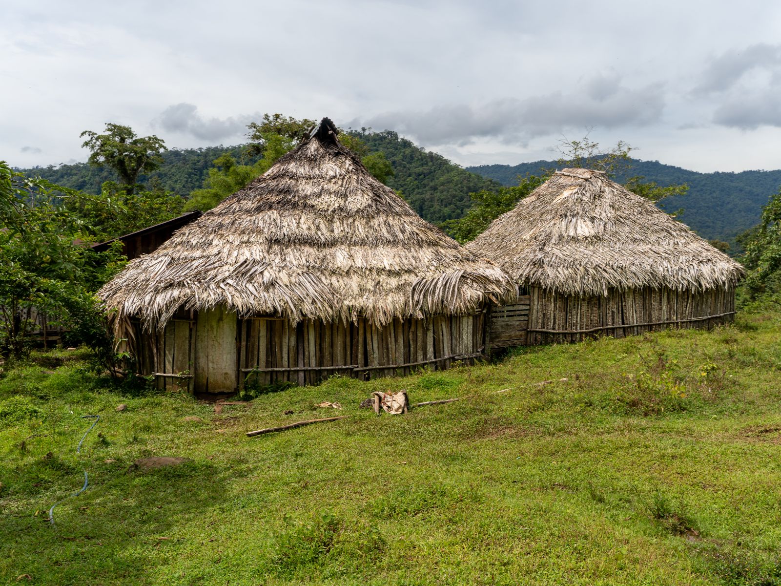 Rondreis Costa Rica, Puerto Viejo de Limon, Excursie Bri Bri Reserve tour, huizen van Bri Bri inheemse gemeenschap