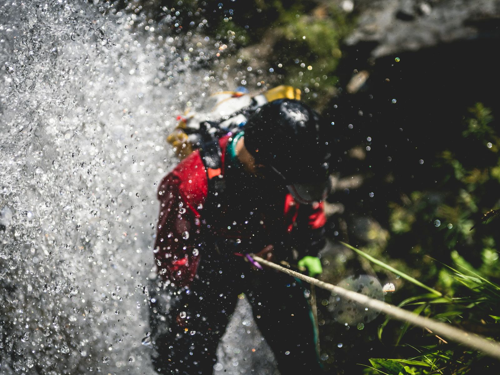 Rondreis Costa Rica, Rincon de la Vieja, excursie canyoning avontuur in Rincon de la Vieja, man die abseilst close-up