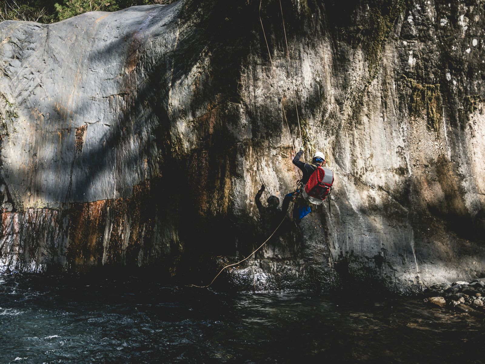 Rondreis Costa Rica, Rincon de la Vieja, excursie canyoning avontuur in Rincon de la Vieja, man die op rots staat