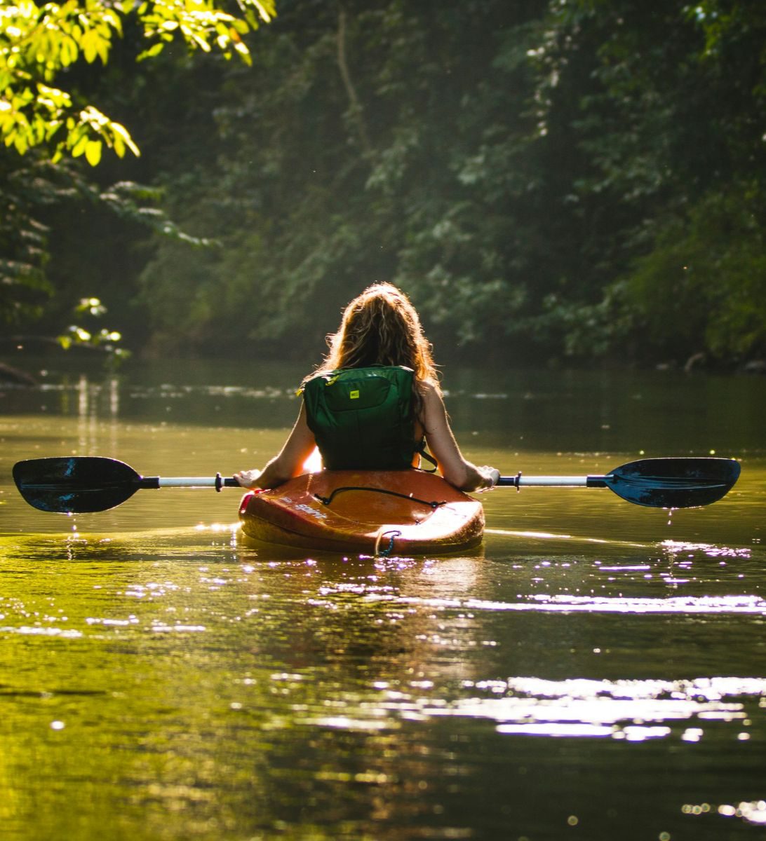 Rondreis Costa Rica, Sámara, excursie Kayakken door de Mangroven, kayakker vrouw alleen