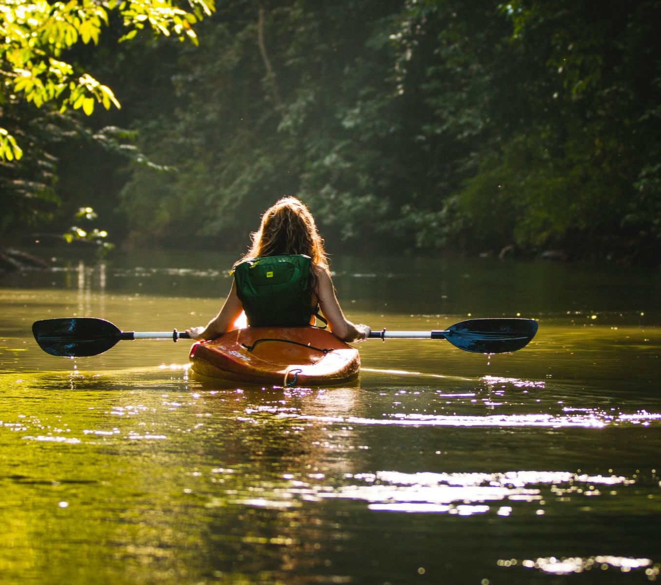 Rondreis Costa Rica, Sámara, excursie Kayakken door de Mangroven, kayakker vrouw alleen