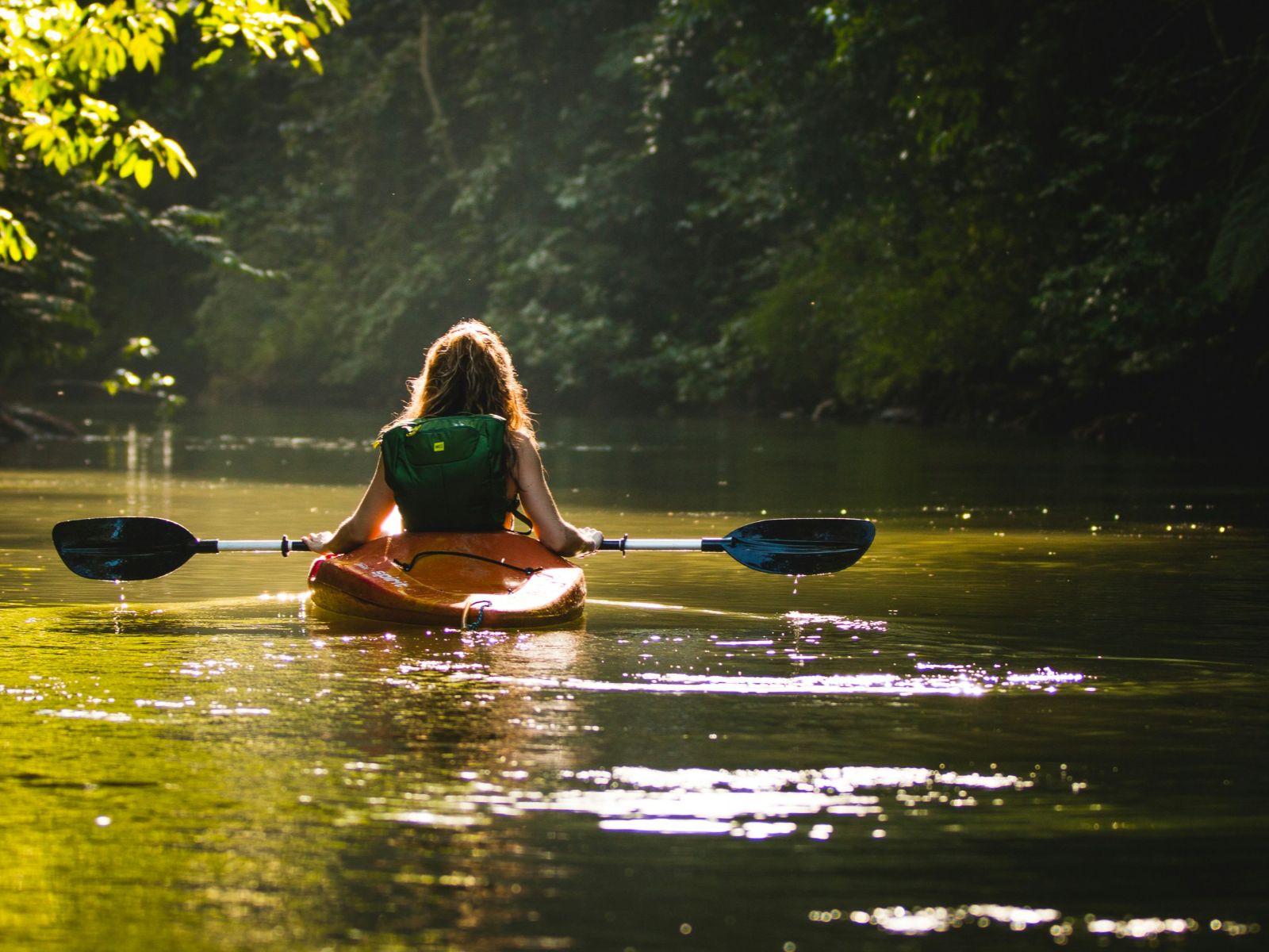 Rondreis Costa Rica, Sámara, excursie Kayakken door de Mangroven, kayakker vrouw alleen