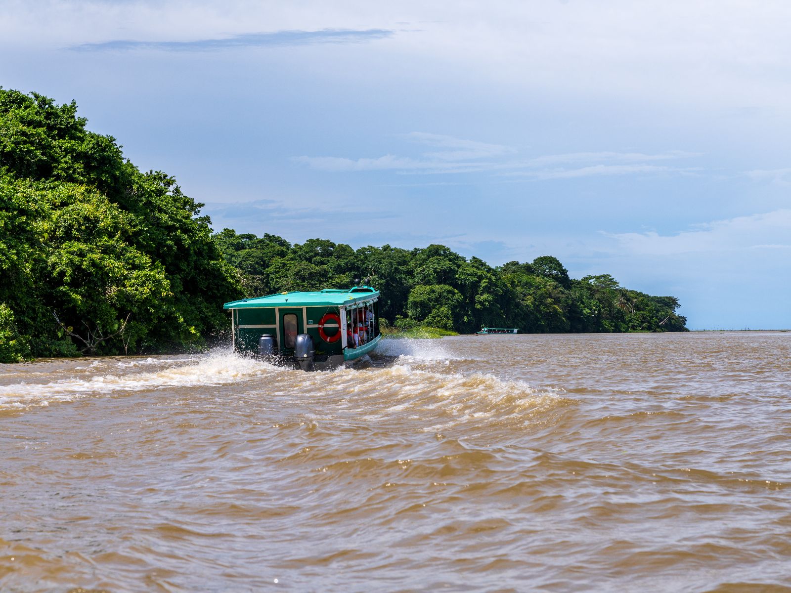 Rondreis Costa Rica, Sarapiquí, Excursie Boottocht op Sarapiquí-rivier, boot op de rivier