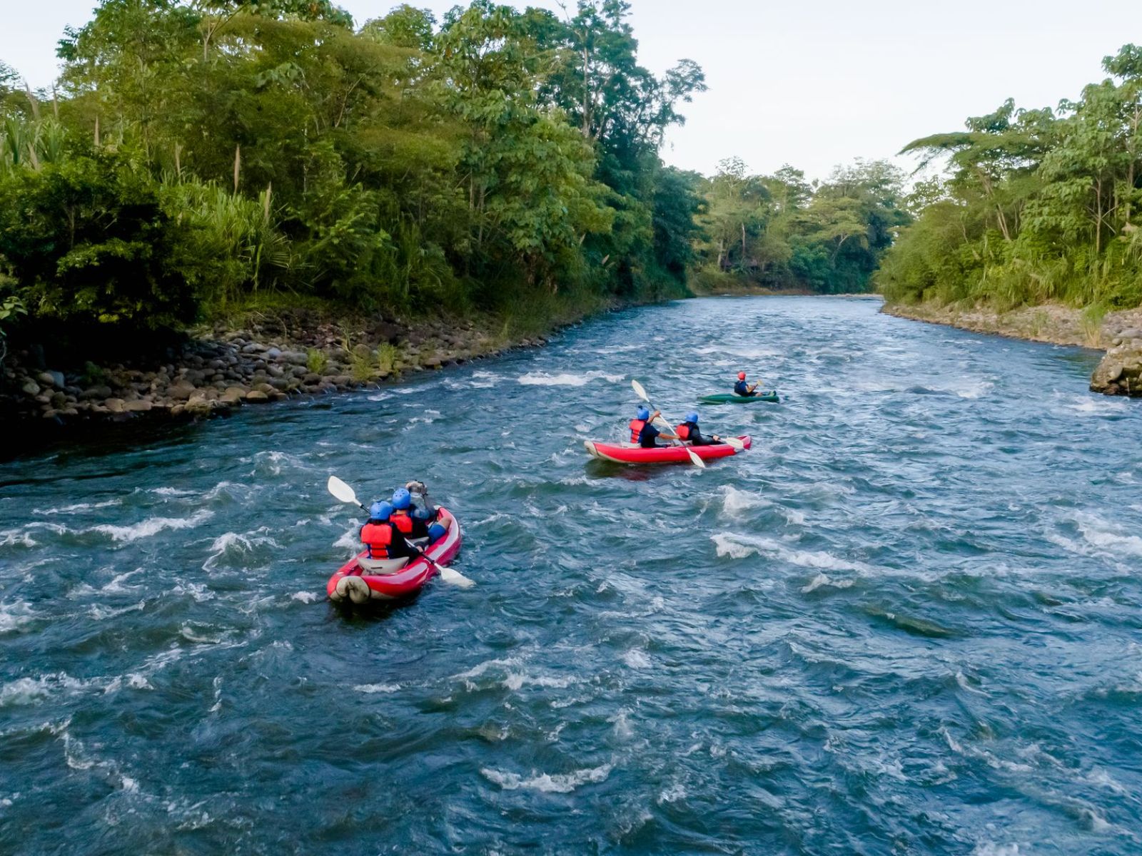 Rondreis Costa Rica, excursie River raften, drie raftbootjes