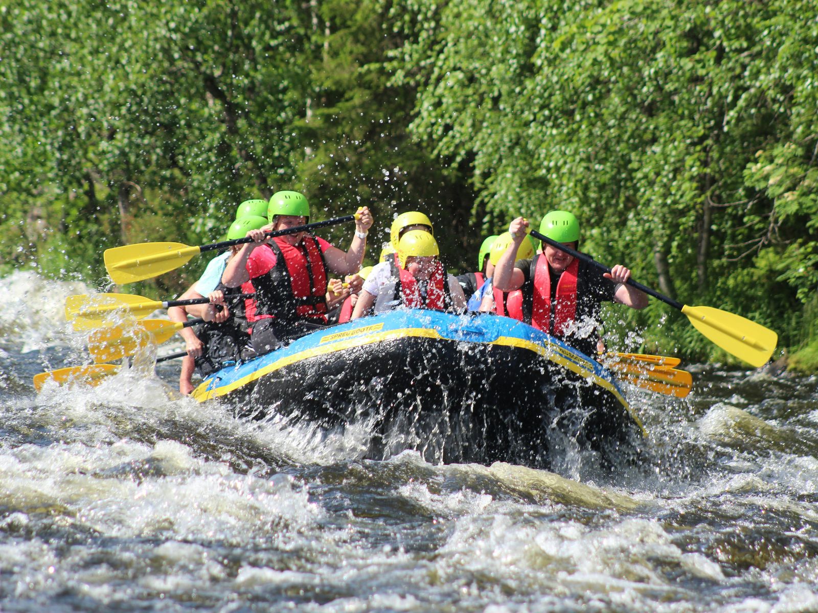 Rondreis Costa Rica, excursie River raften, meerdere mensen in een raft