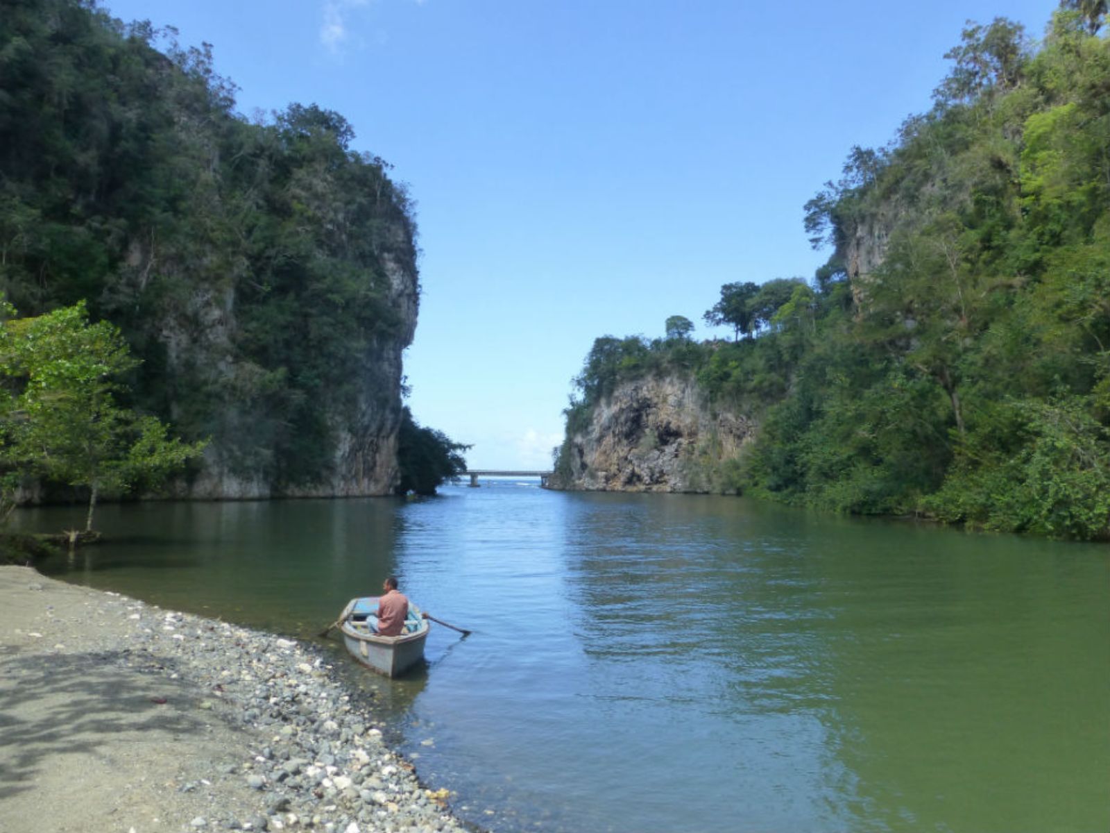 Rondreis Cuba, Baracoa, cultuur en natuur in Boca de Yumuri, bootje in rivier
