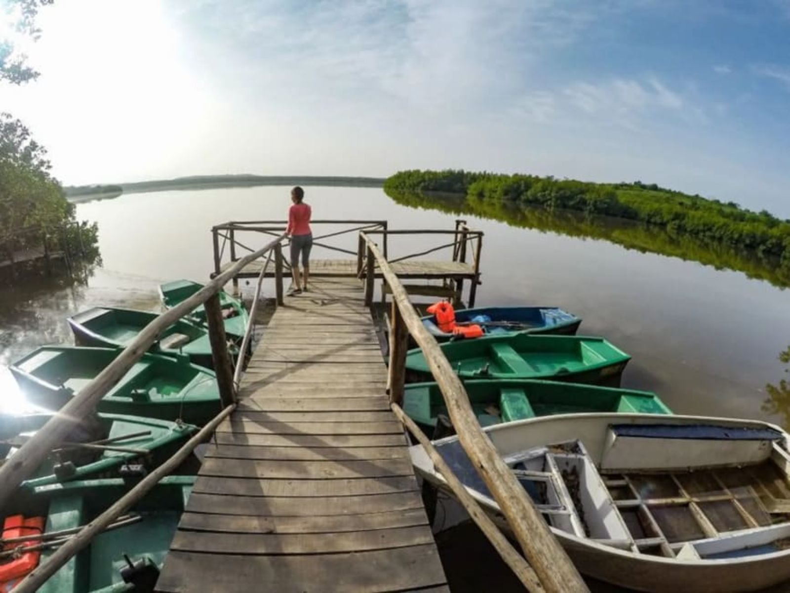 Rondreis Cuba, Cienfuegos, excursie Tour door Laguna Guanaroca. persoon op de pier
