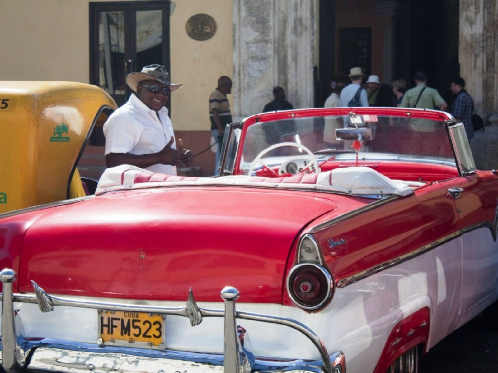 Rondreis Cuba, Havana, excursie Havana in stijl per oldtimer en te voet, Rode oldtimer