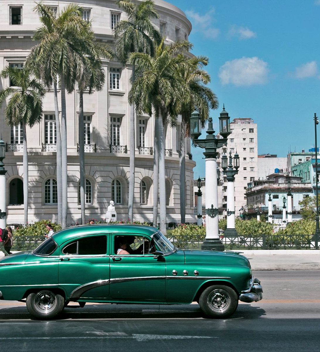 Rondreis Cuba, Havana, excursie Havana in stijl per oldtimer en te voet, Tour in een groene oldtimer