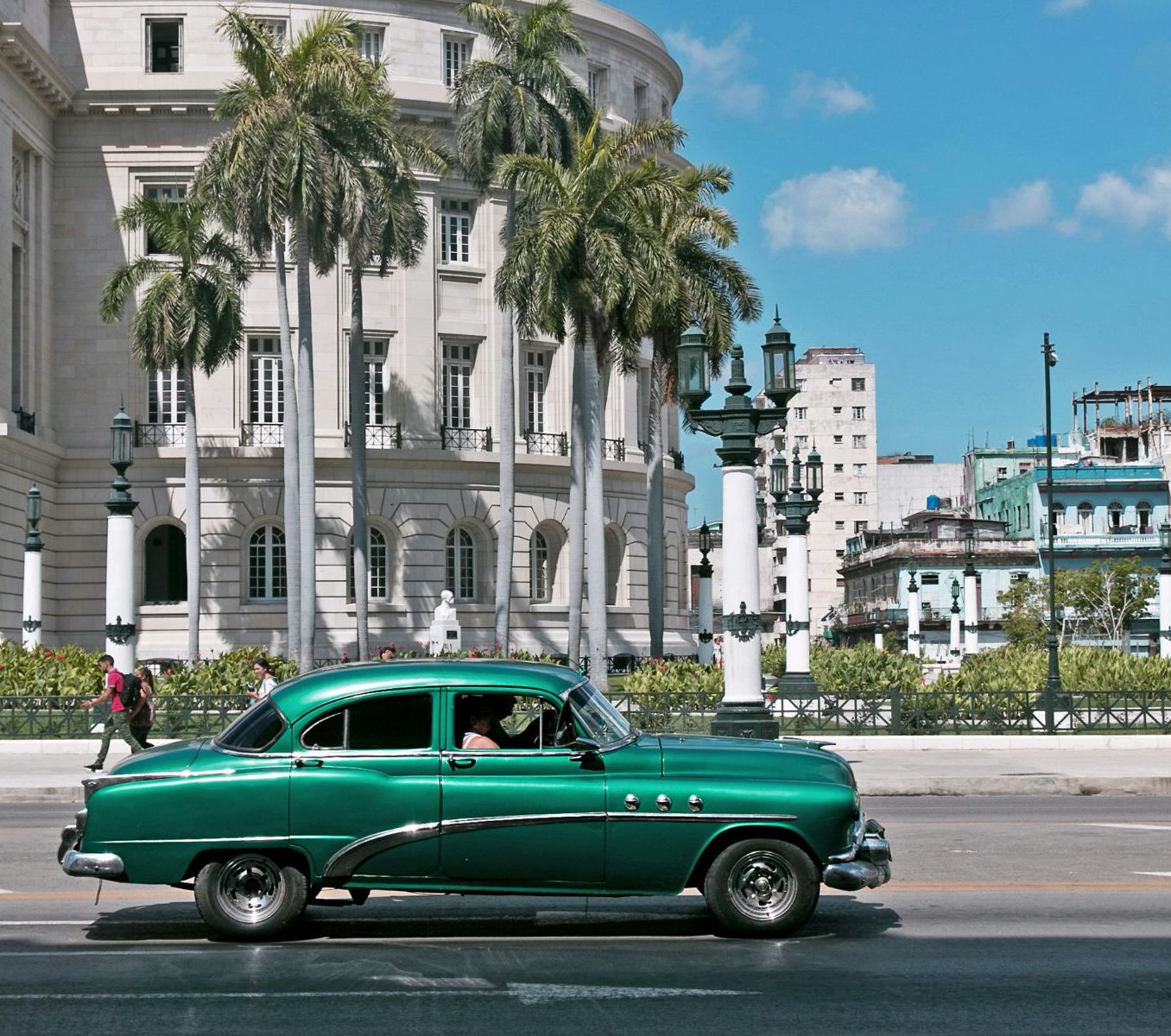 Rondreis Cuba, Havana, excursie Havana in stijl per oldtimer en te voet, Tour in een groene oldtimer