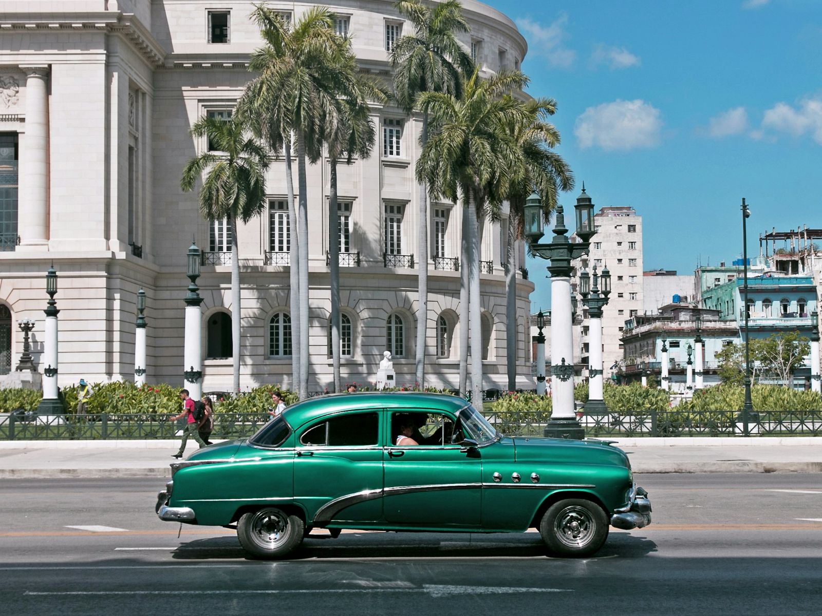 Rondreis Cuba, Havana, excursie Havana in stijl per oldtimer en te voet, Tour in een groene oldtimer