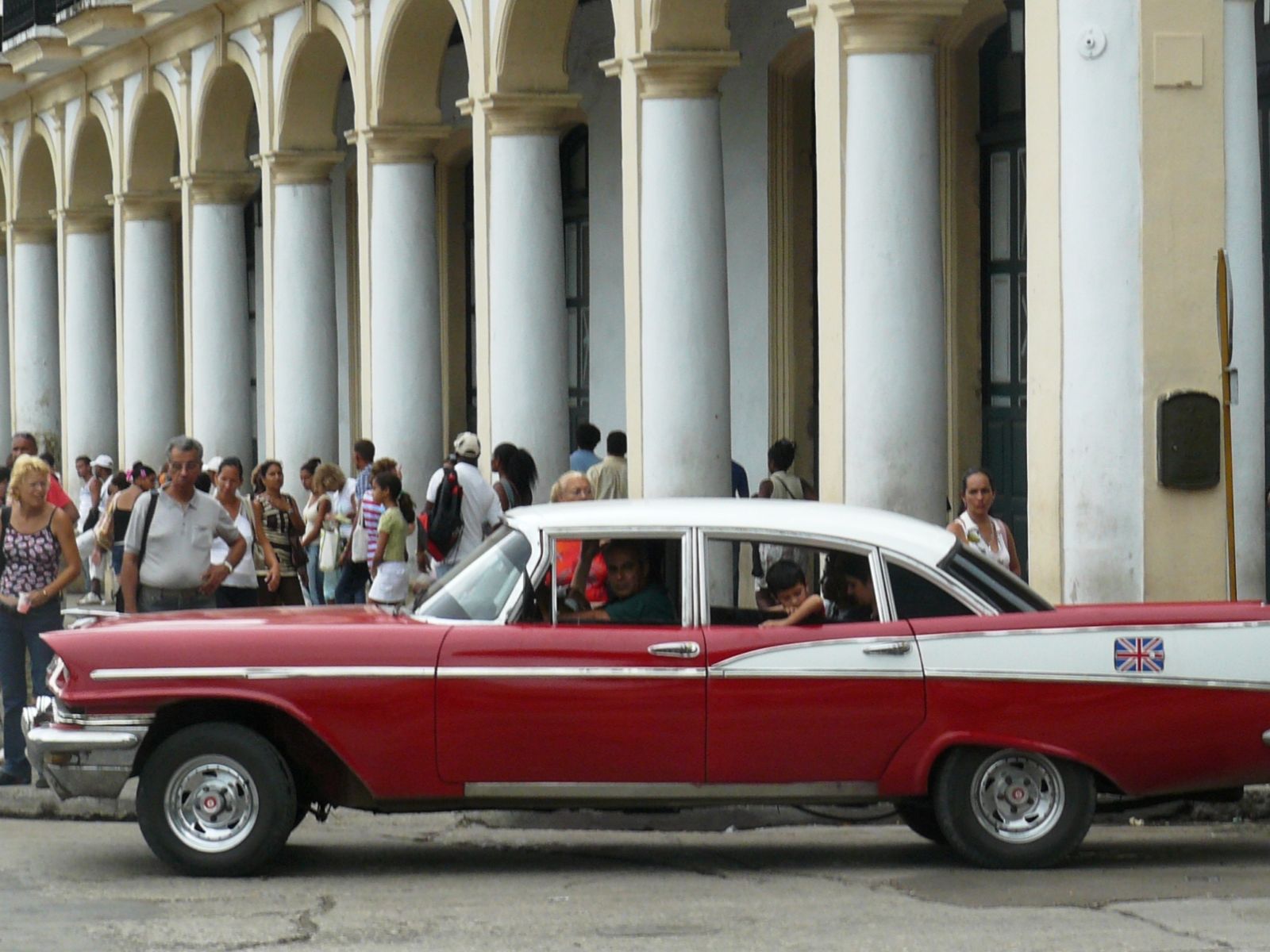 Rondreis Cuba, Havana, excursie Havana in stijl per oldtimer en te voet, Tour in een rode oldtimer