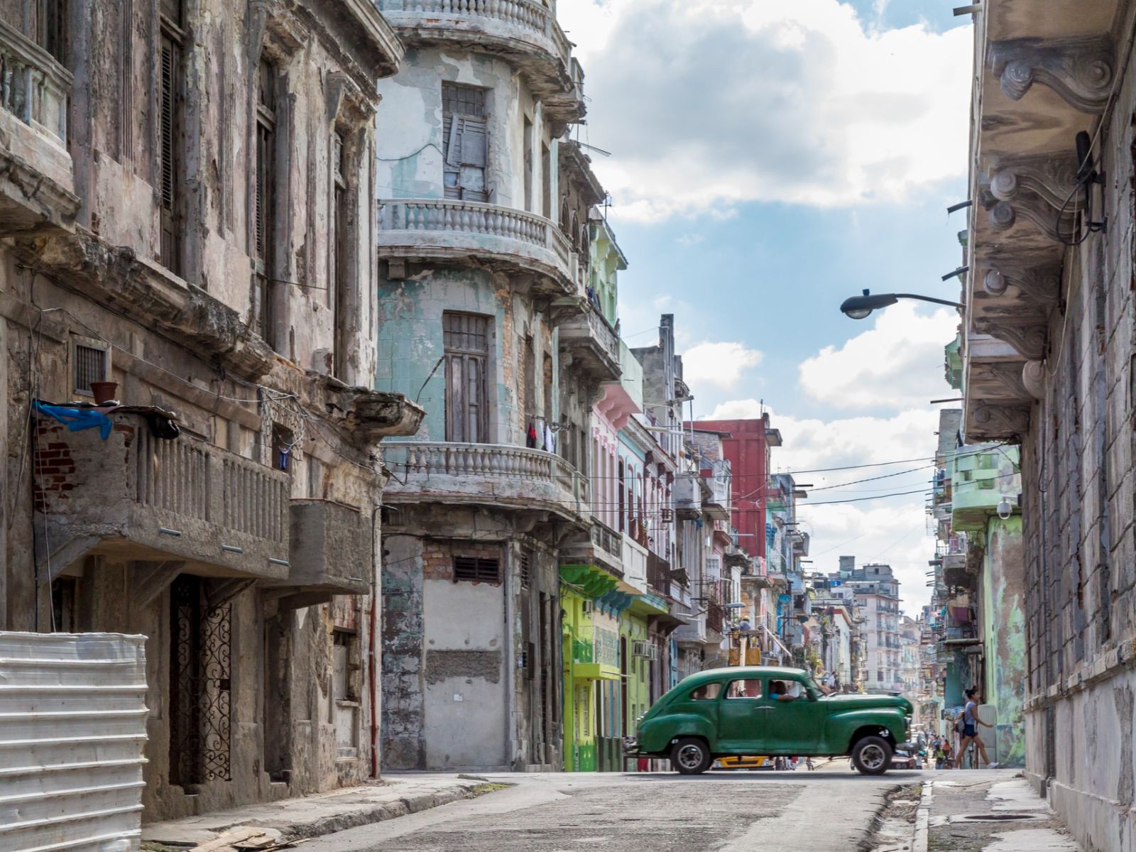 Rondreis Cuba, Havana, excursie Havana in stijl per oldtimer en te voet, groene oldtimer door de straten