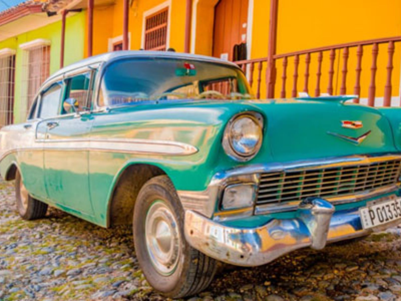 Rondreis Cuba, Havana, excursie Havana in stijl per oldtimer en te voet, groene oldtimer
