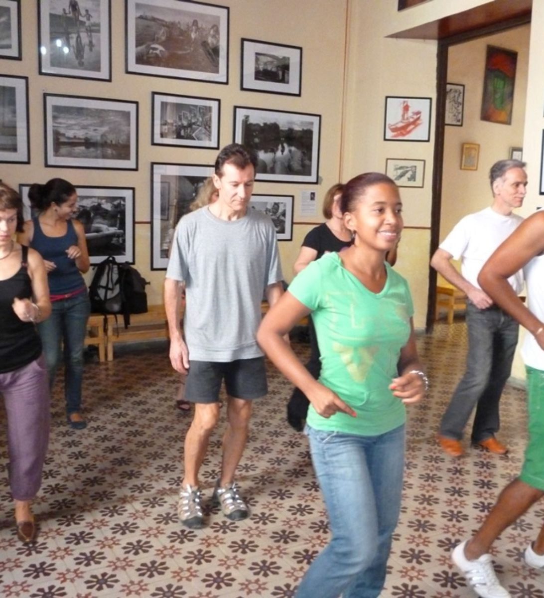 Rondreis Cuba, Havana, excursie Leer de Cubaanse Salsa, groepsles in een kamer met schilderijen