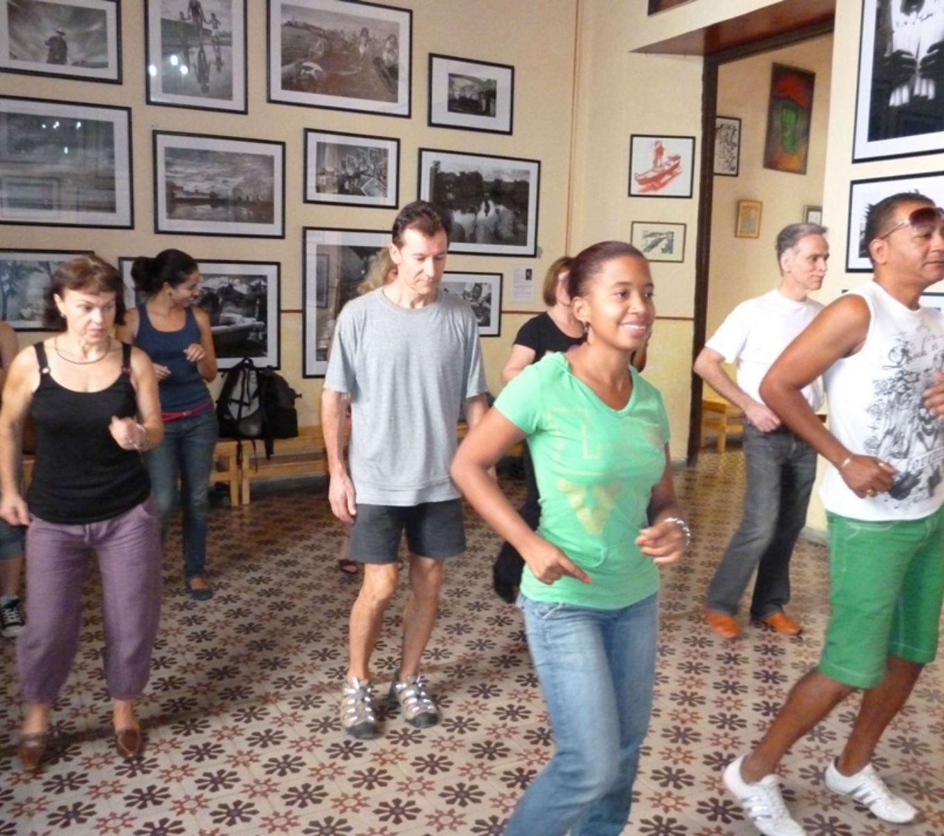 Rondreis Cuba, Havana, excursie Leer de Cubaanse Salsa, groepsles in een kamer met schilderijen