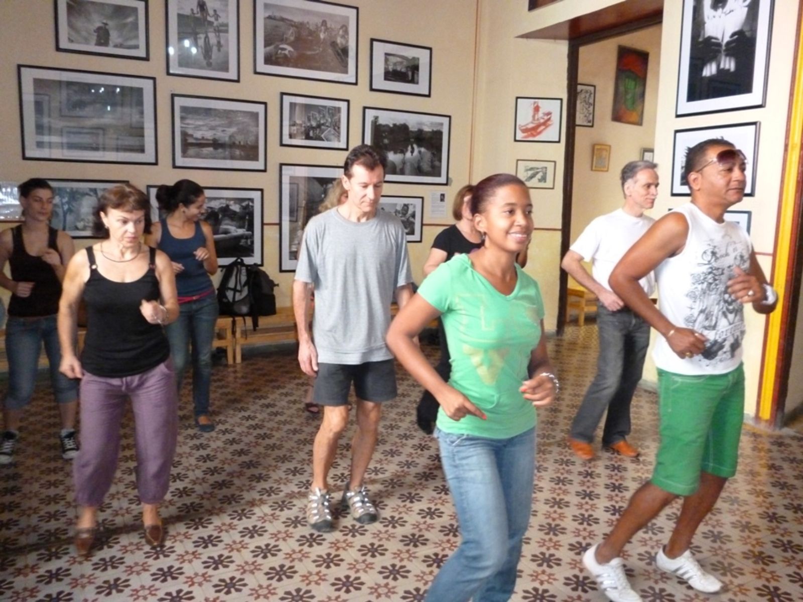 Rondreis Cuba, Havana, excursie Leer de Cubaanse Salsa, groepsles in een kamer met schilderijen