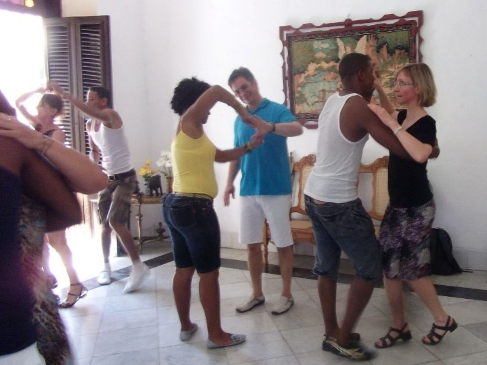 Rondreis Cuba, Havana, excursie Leer de Cubaanse Salsa, groepsles in een witte kamer