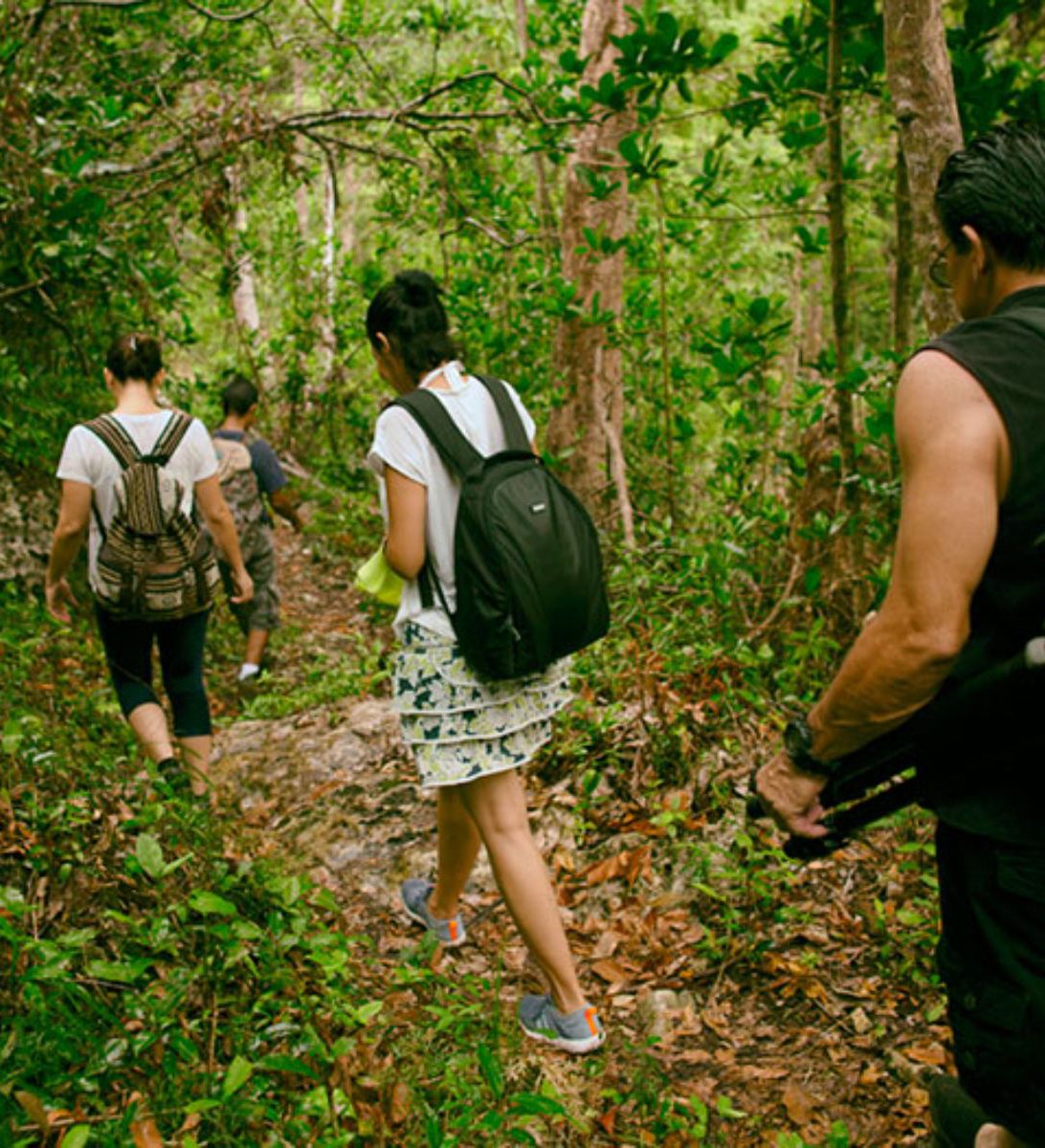Rondreis Cuba, Las Terrazas, wandeling Sendero La Serafina, mensen wandelen