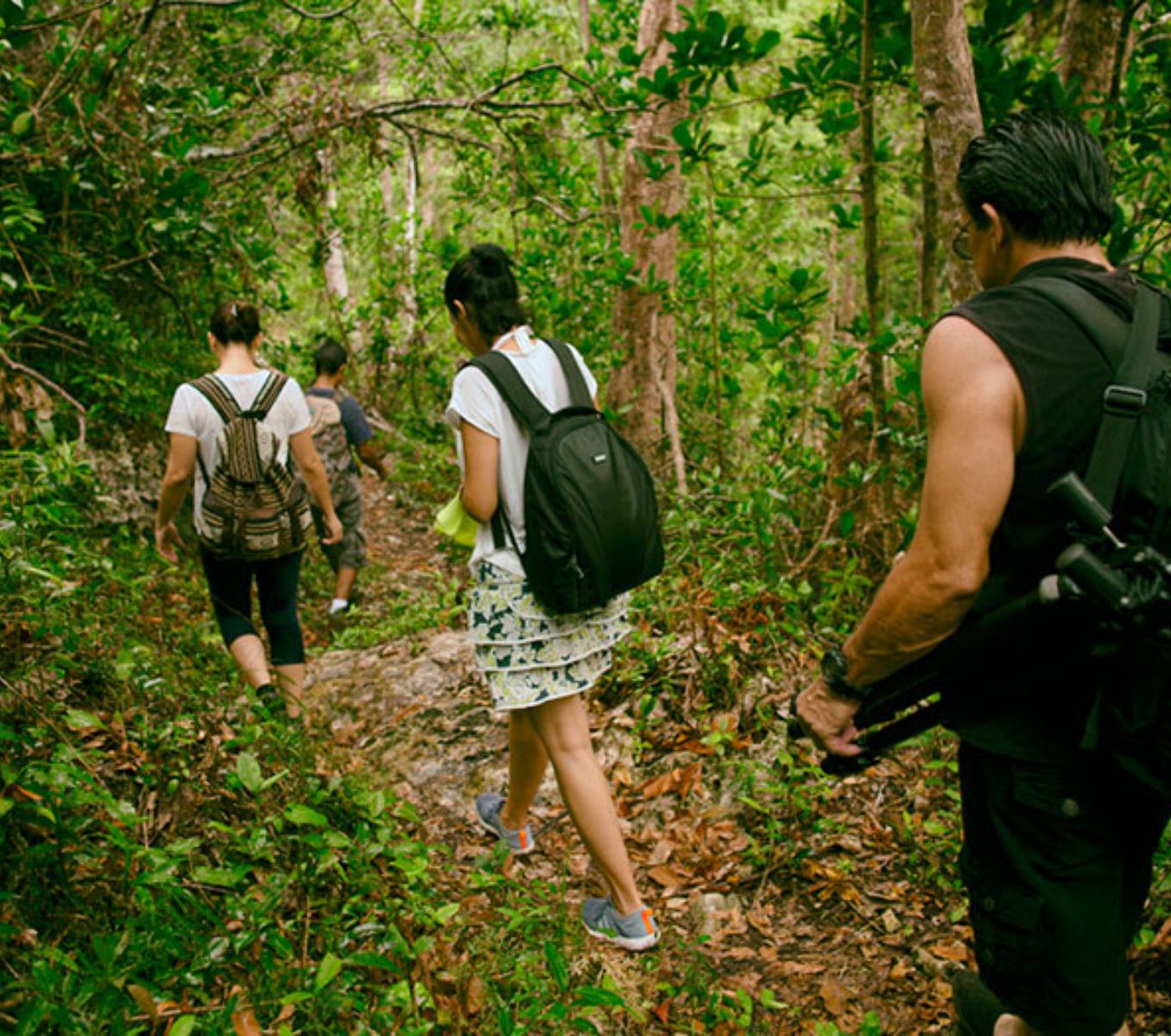 Rondreis Cuba, Las Terrazas, wandeling Sendero La Serafina, mensen wandelen