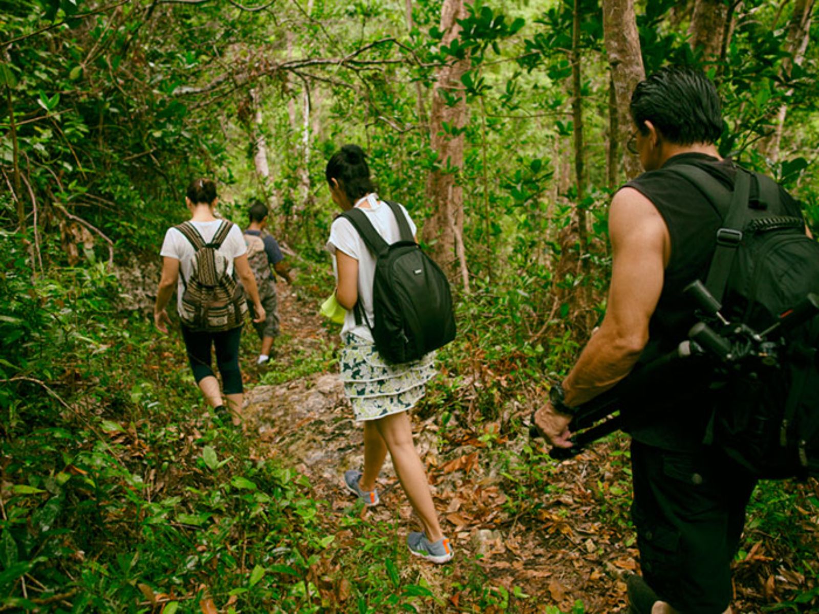 Rondreis Cuba, Las Terrazas, wandeling Sendero La Serafina, mensen wandelen