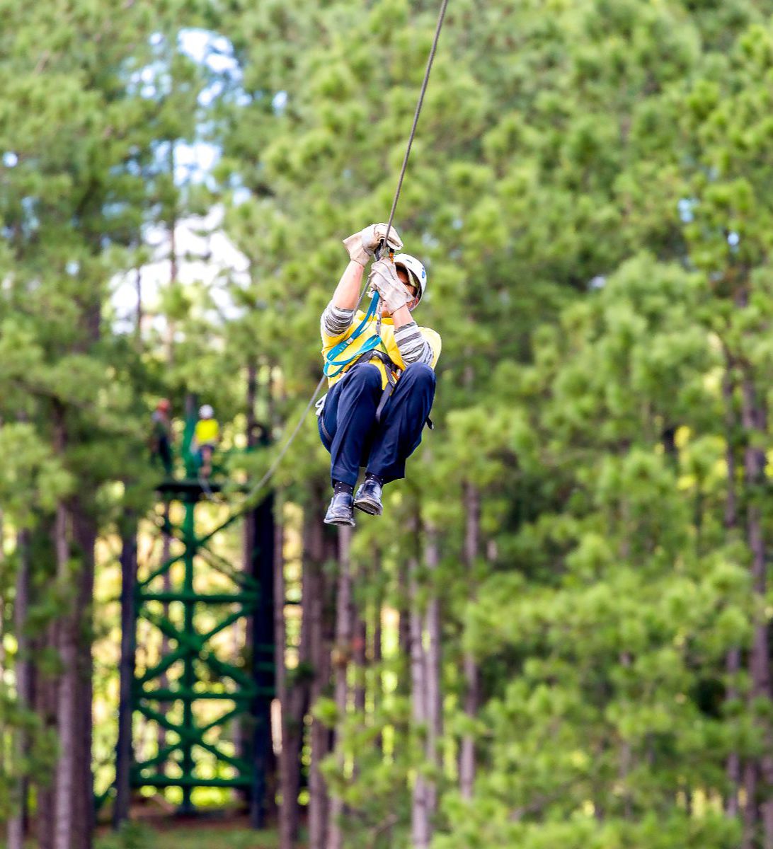 Rondreis Cuba, Las Terrazzas, Ziplinen door Las Terrazas, zipline man