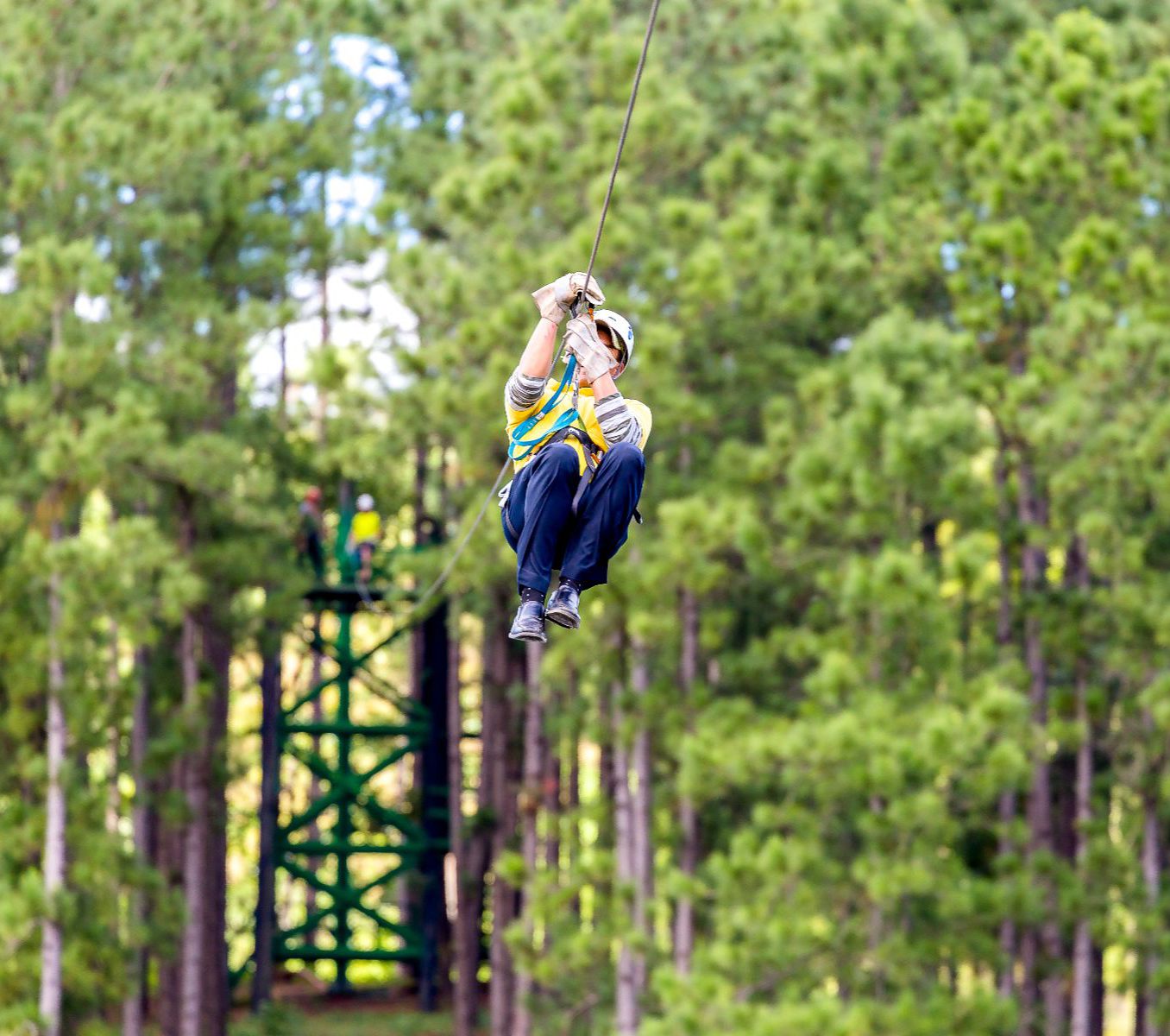 Rondreis Cuba, Las Terrazzas, Ziplinen door Las Terrazas, zipline man