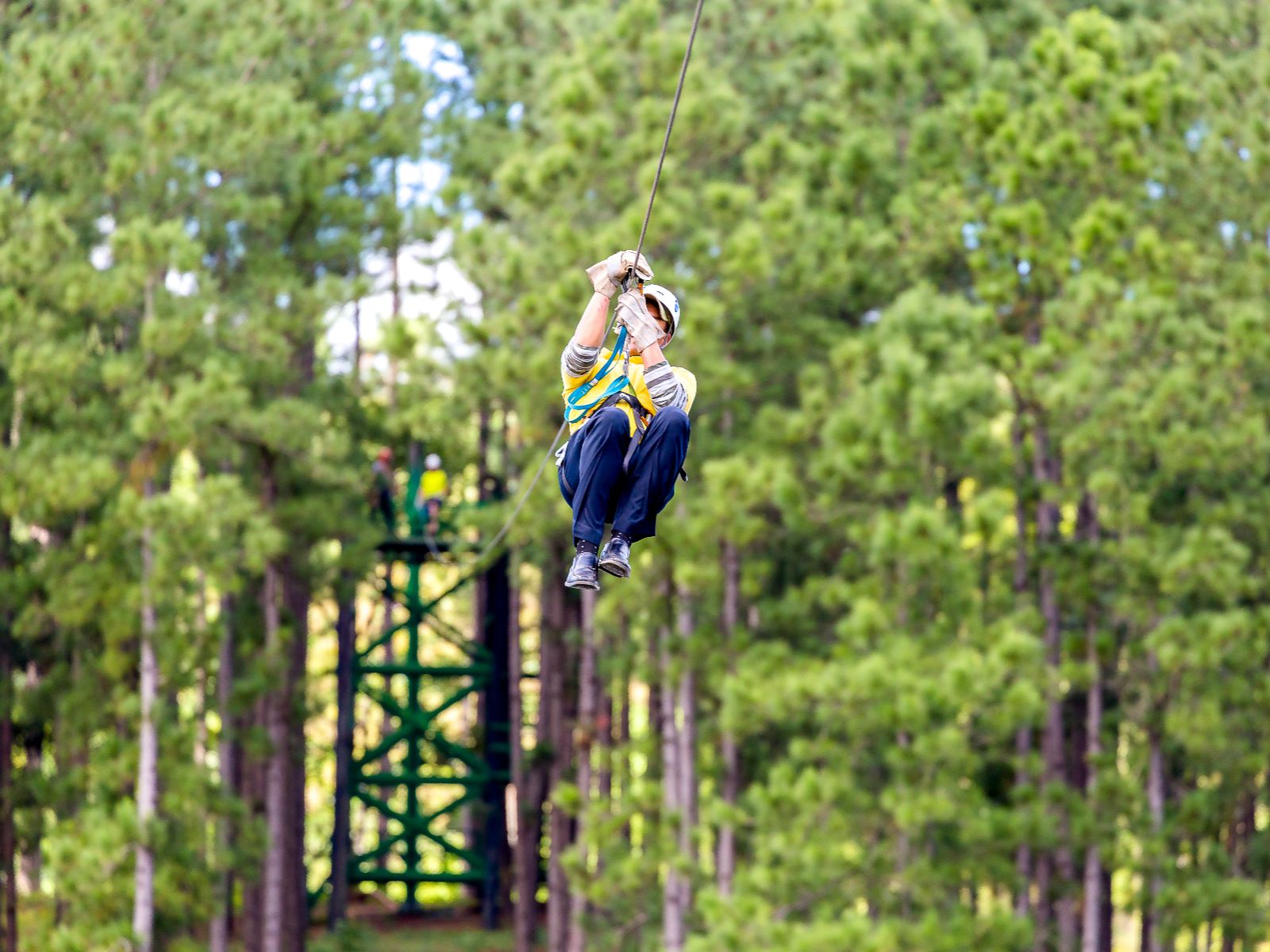 Rondreis Cuba, Las Terrazzas, Ziplinen door Las Terrazas, zipline man