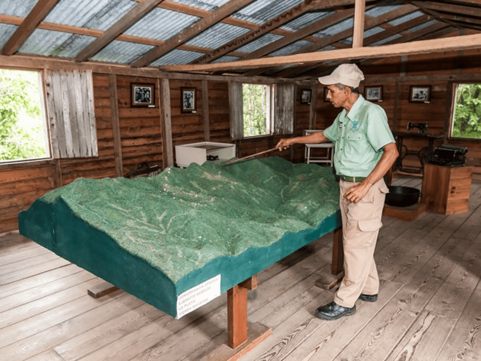 Rondreis Cuba, Sierra Maestra, excursie Trektocht Comandancia de la Plata, persoon in informatiecenter