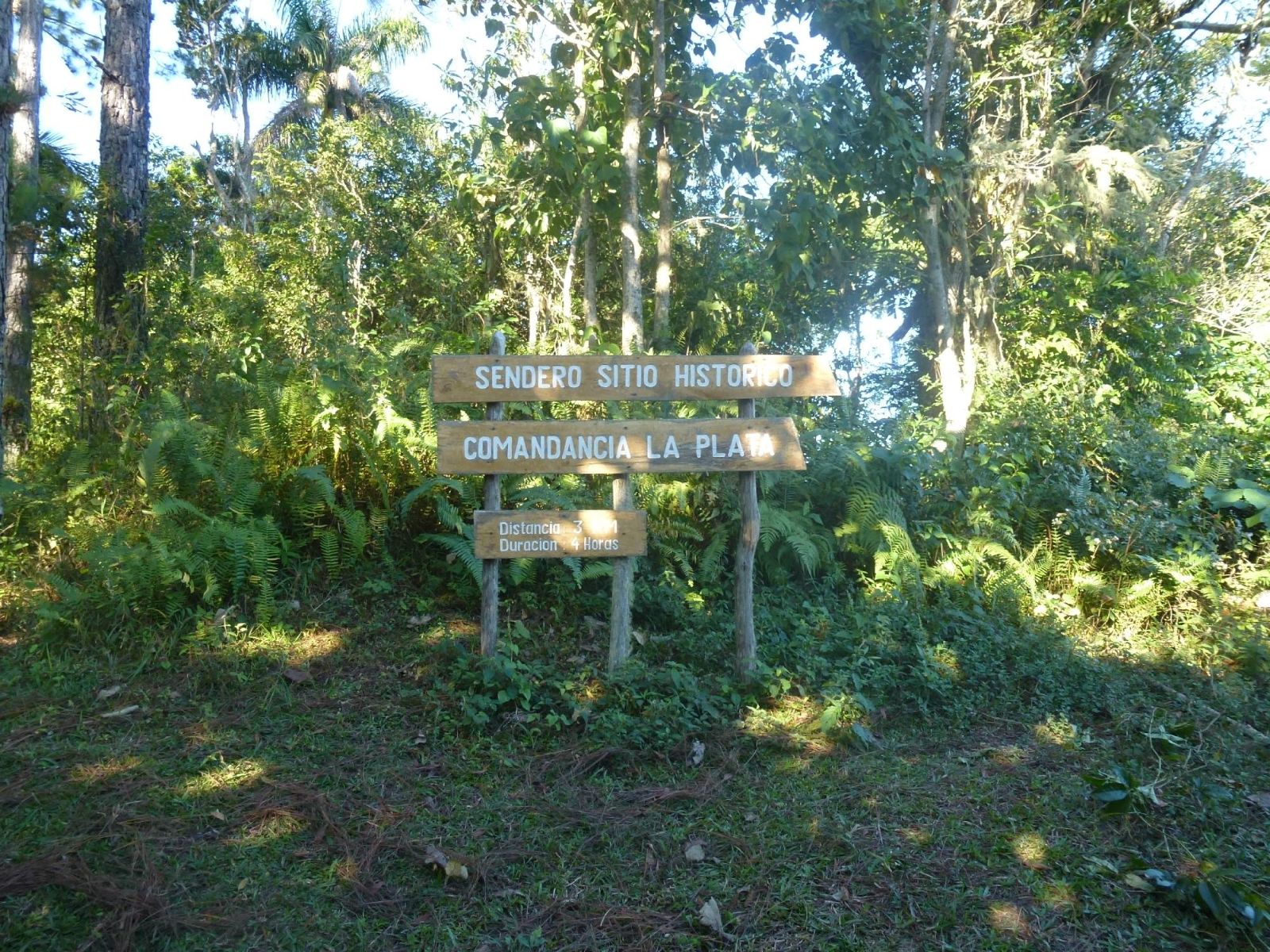 Rondreis Cuba, Sierra Maestra, excursie Trektocht Comandancia de la Plata, wandelpad bord