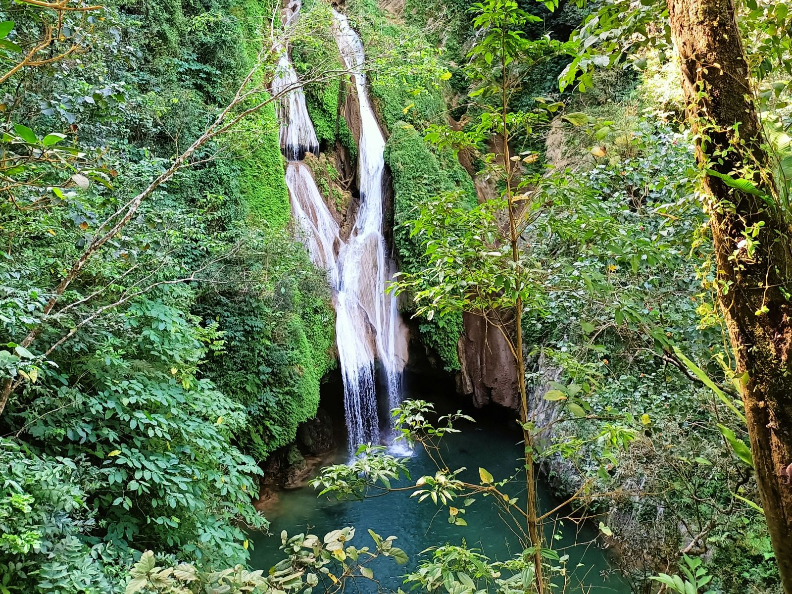 Rondreis Cuba, Trinidad, excursie Hiken bij Topes de Collantes, waterval in groene omgeving