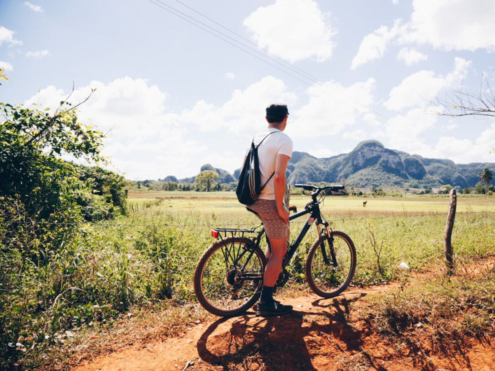 Rondreis Cuba, Viñales, Fietstour door de Viñales Vallei, man op fiets