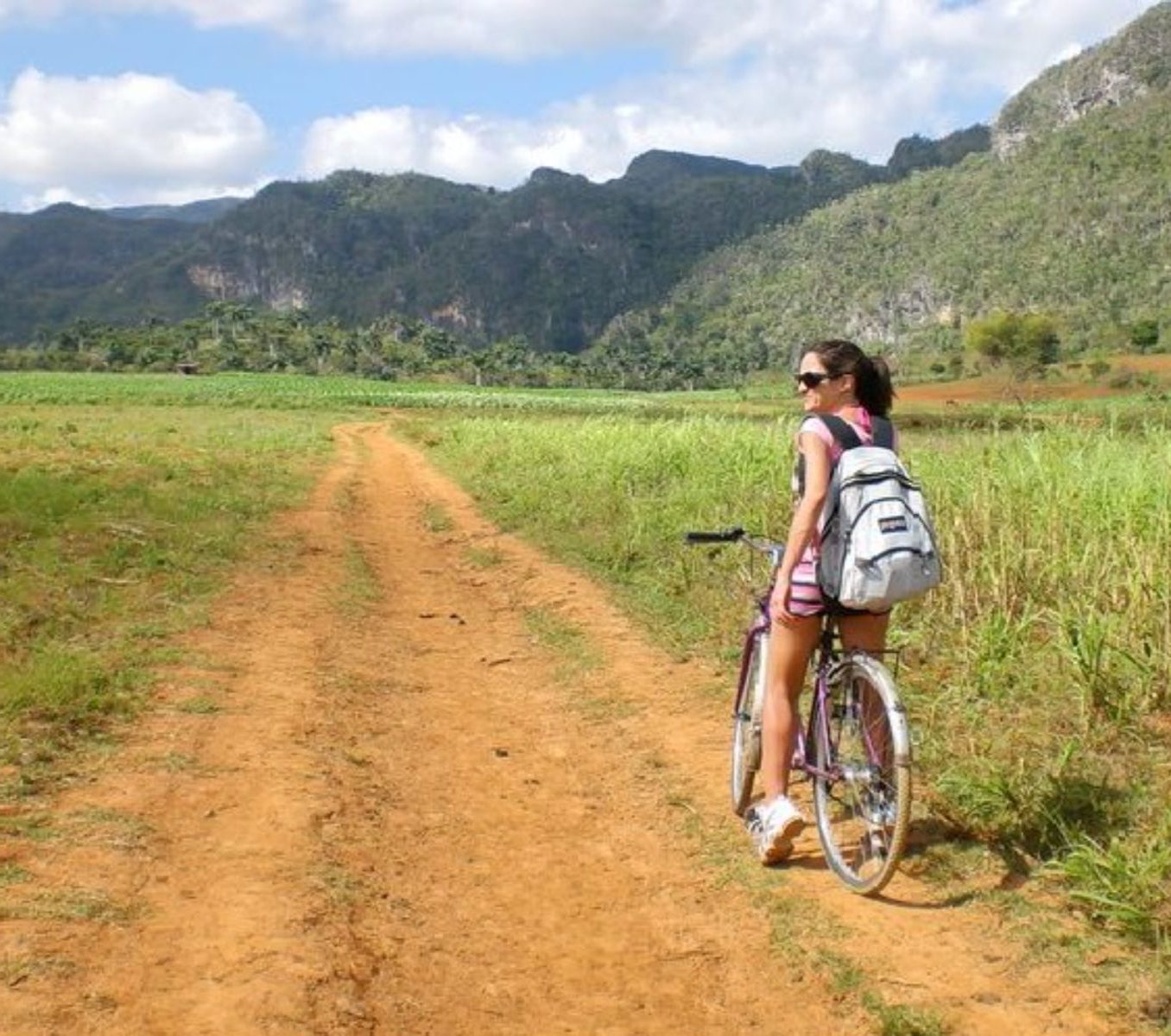 Rondreis Cuba, Viñales, Fietstour door de Viñales Vallei, vrouw op een fiets