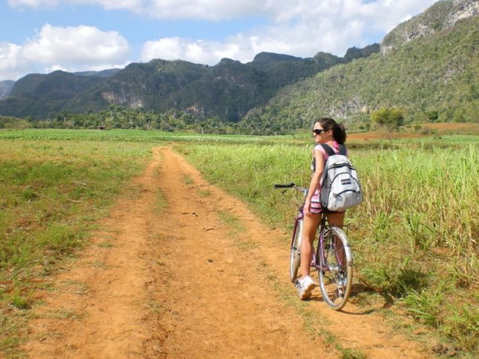 Rondreis Cuba, Viñales, Fietstour door de Viñales Vallei, vrouw op een fiets
