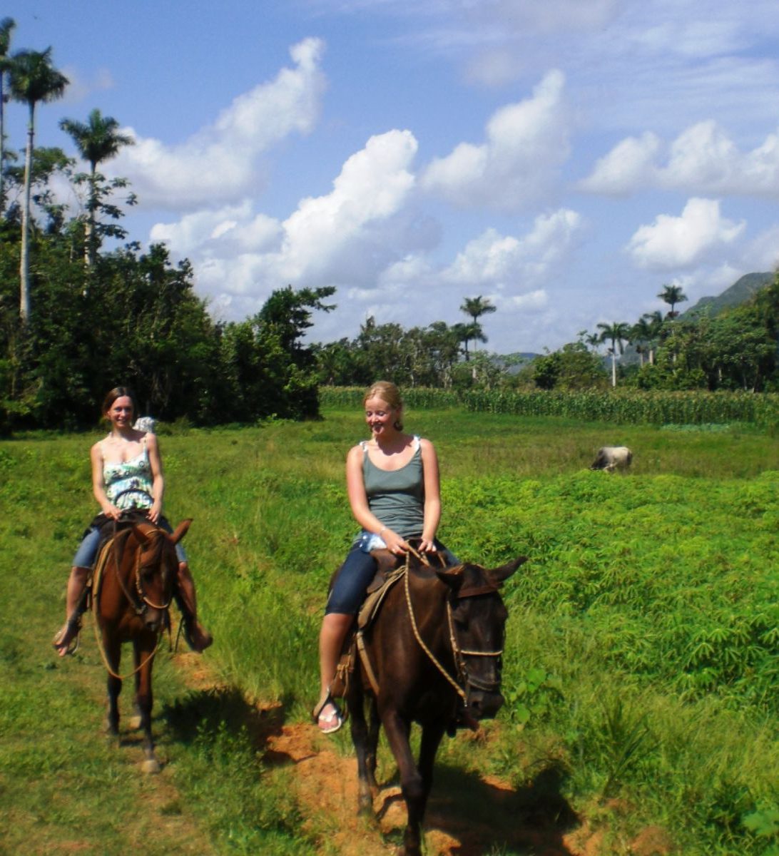Rondreis Cuba, Viñales, Paardrijden door de Viñales Vallei, paardrijden door de vallei