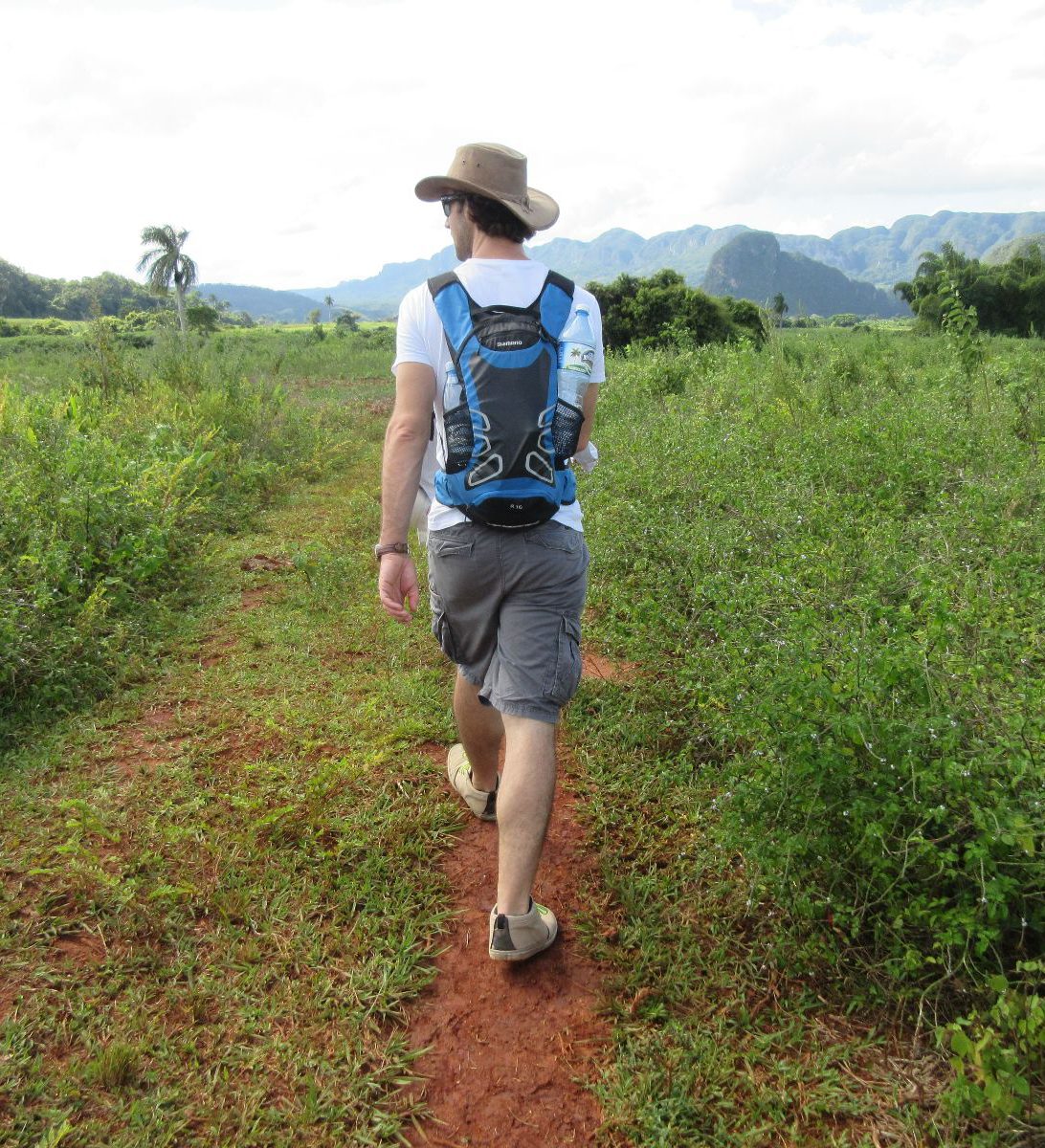Rondreis Cuba, Viñales, Wandeltour door de Viñales Vallei, wandelaar