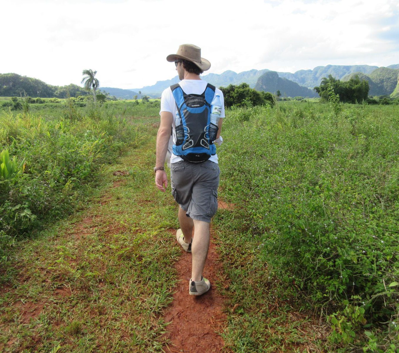 Rondreis Cuba, Viñales, Wandeltour door de Viñales Vallei, wandelaar