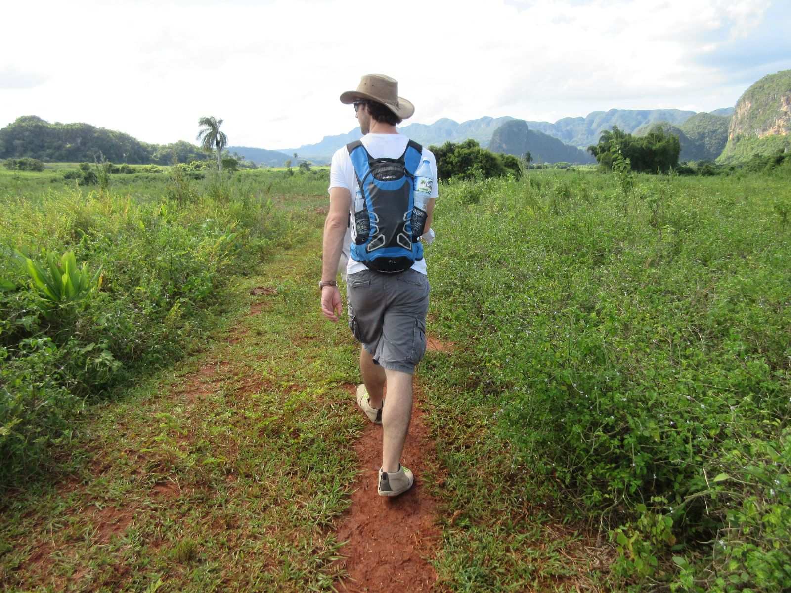 Rondreis Cuba, Viñales, Wandeltour door de Viñales Vallei, wandelaar