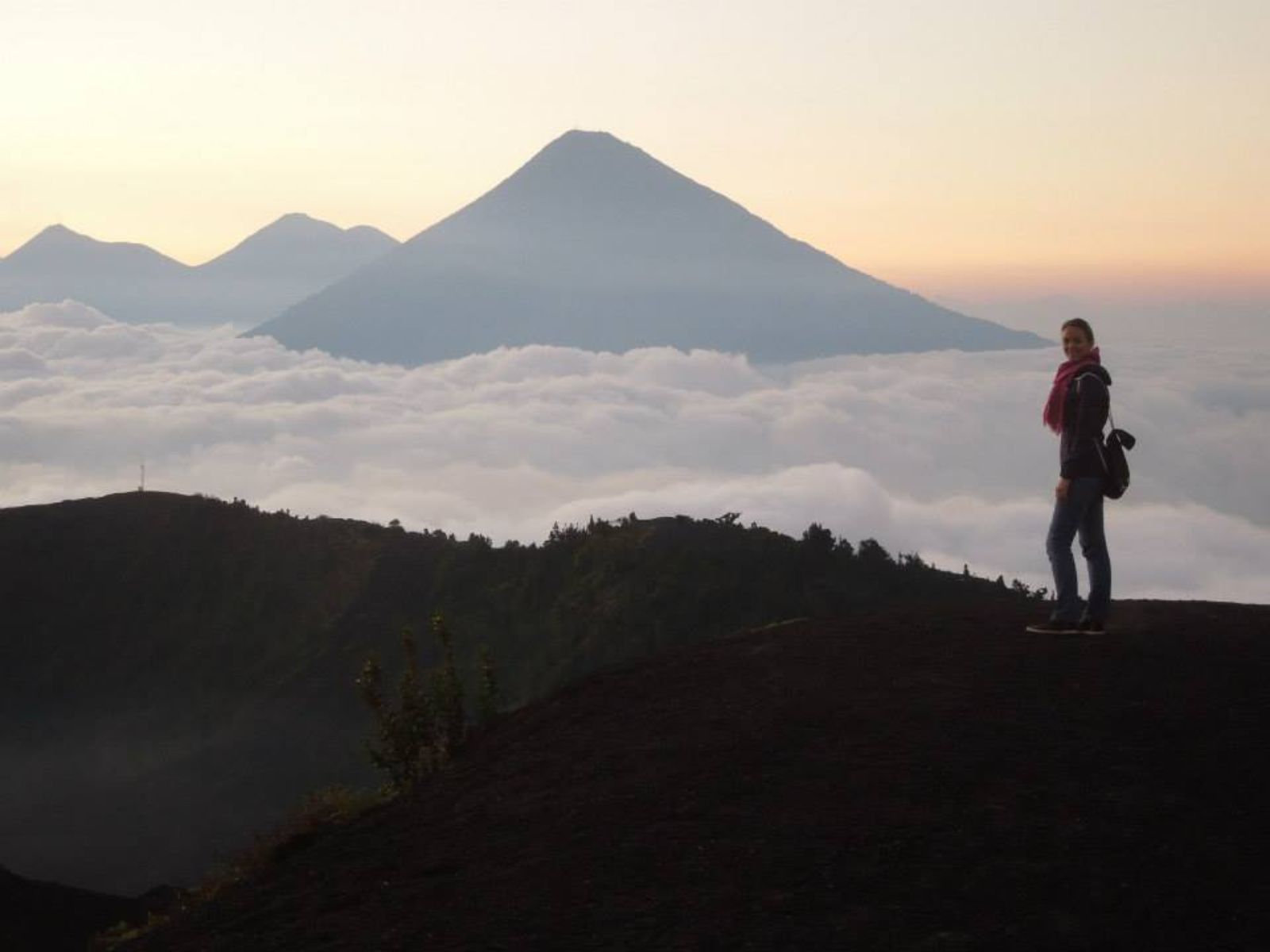Rondreis Guatemala, Antigua, excursie beklim de Pacaya Vulkaan, Joanne uitzicht vanaf de vulkaan