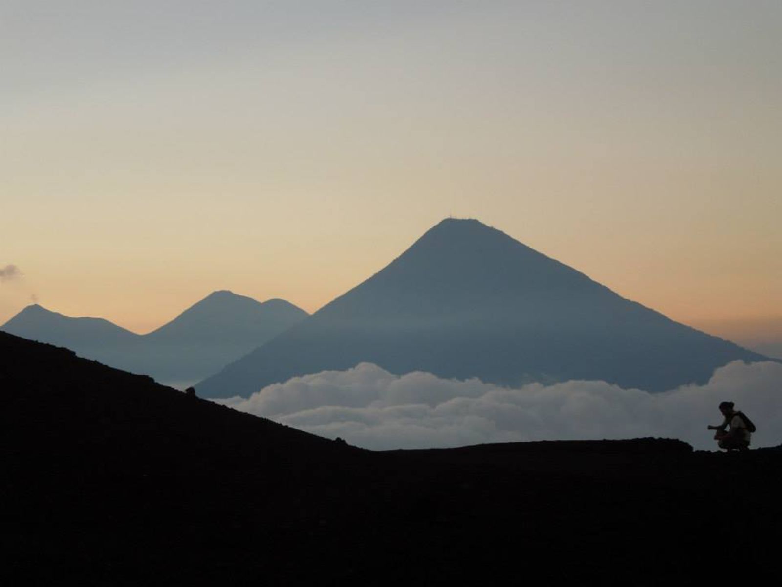 Rondreis Guatemala, Antigua, excursie beklim de Pacaya Vulkaan, uitzicht vanaf de vulkaan