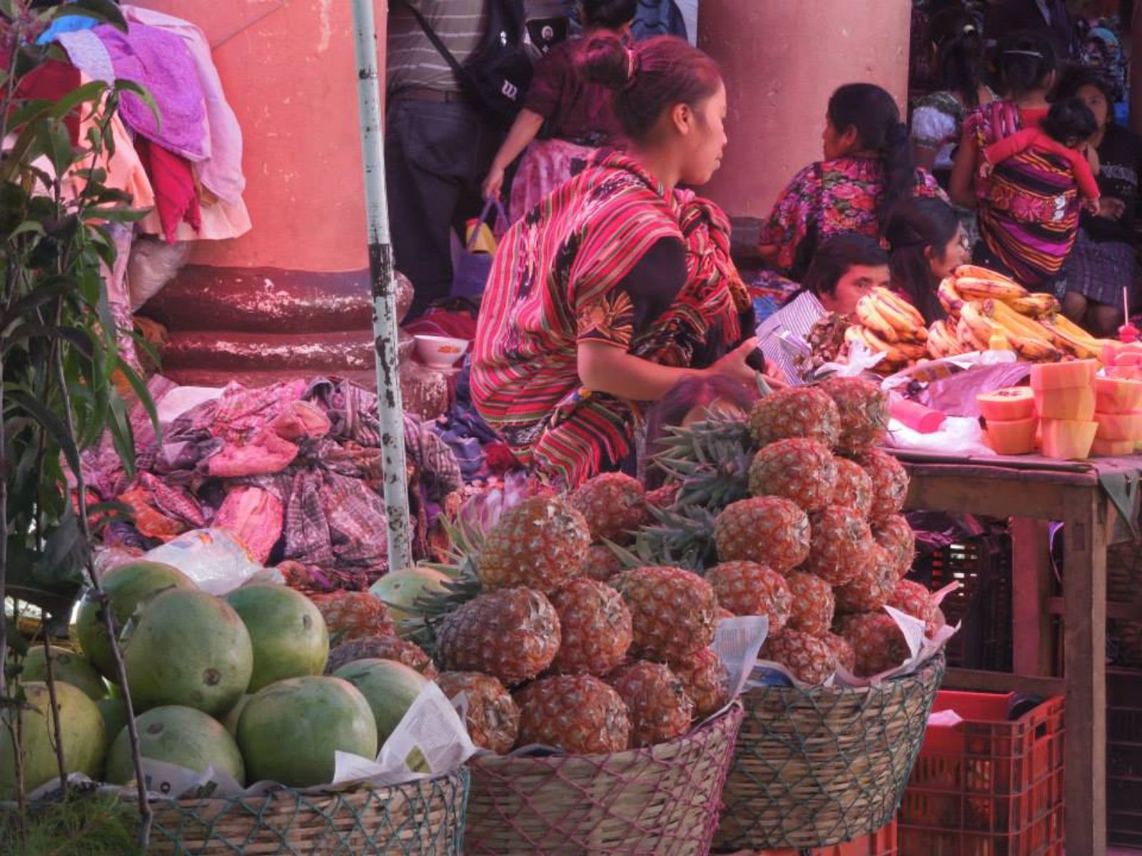 Rondreis Guatemala, Antigua, excursie bezoek Chichicastenango, kraampje met fruit op de markt