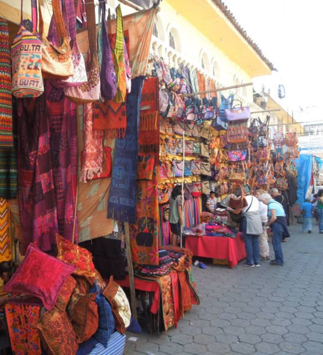 Rondreis Guatemala, Antigua, excursie bezoek Chichicastenango, marktkraam