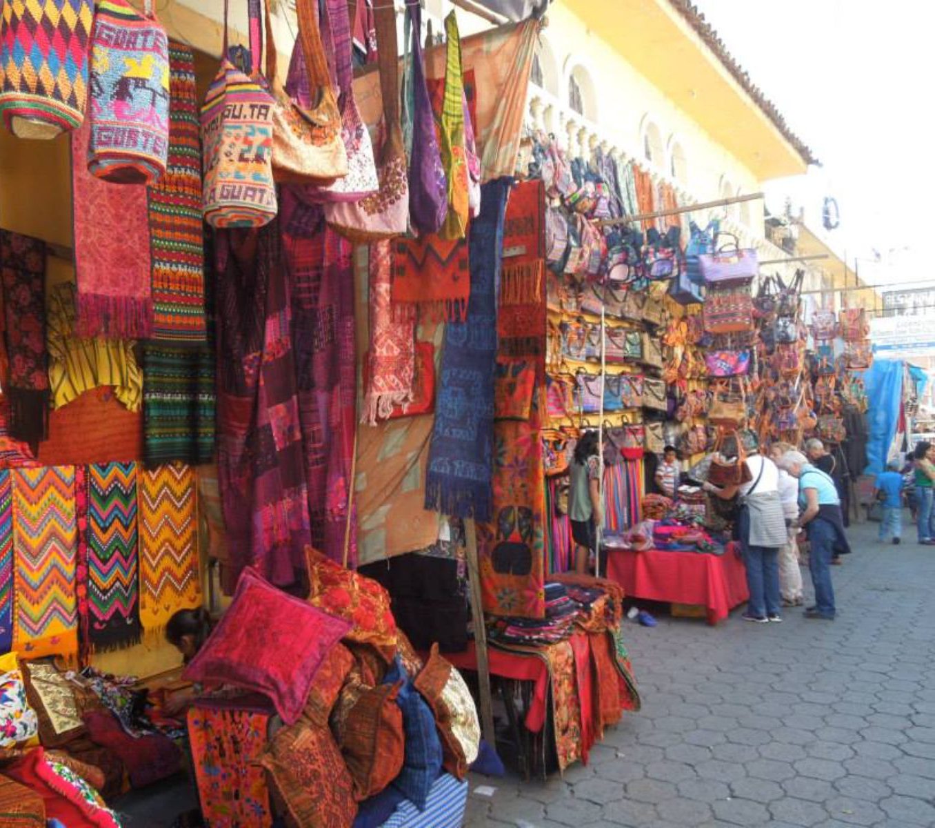 Rondreis Guatemala, Antigua, excursie bezoek Chichicastenango, marktkraam