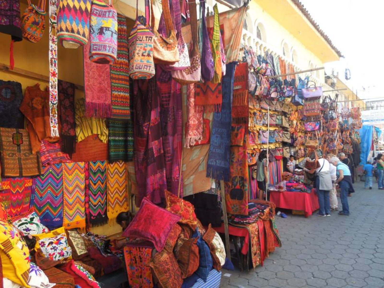 Rondreis Guatemala, Antigua, excursie bezoek Chichicastenango, marktkraam