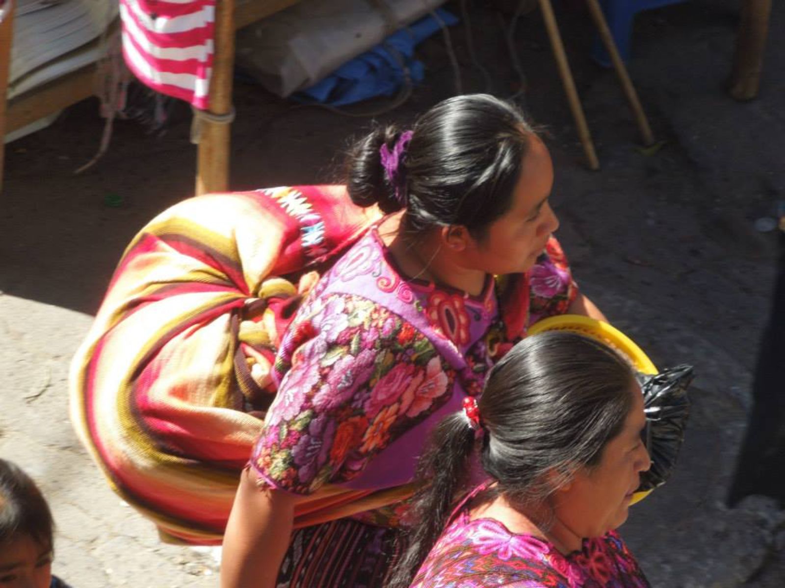 Rondreis Guatemala, Antigua, excursie bezoek Chichicastenango, mensen op de markt