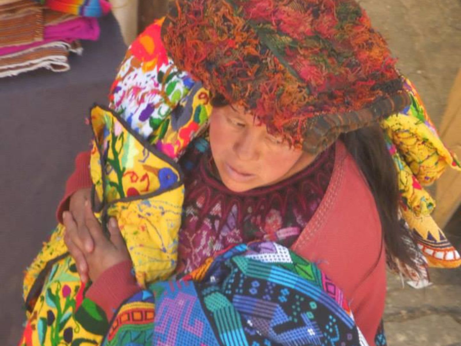 Rondreis Guatemala, Antigua, excursie bezoek Chichicastenango, vrouw op markt