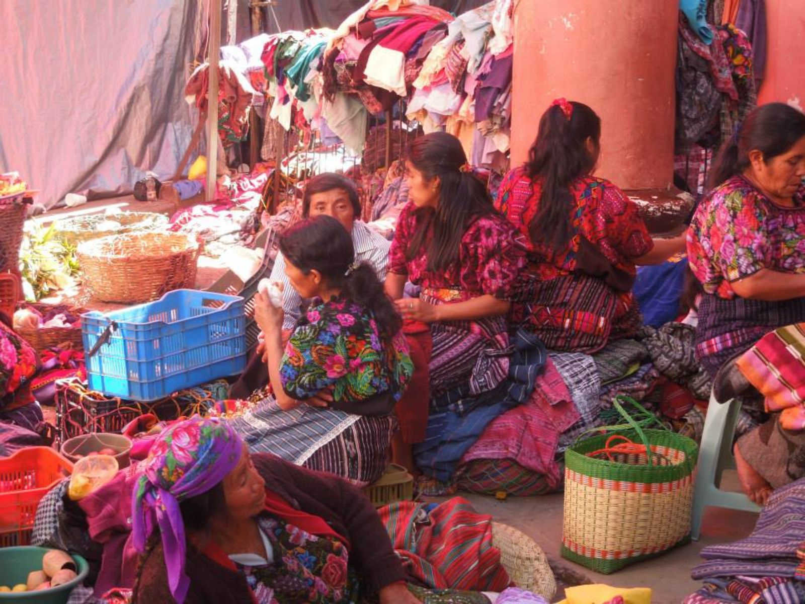 Rondreis Guatemala, Antigua, excursie bezoek Chichicastenango, vrouwen op demarkt