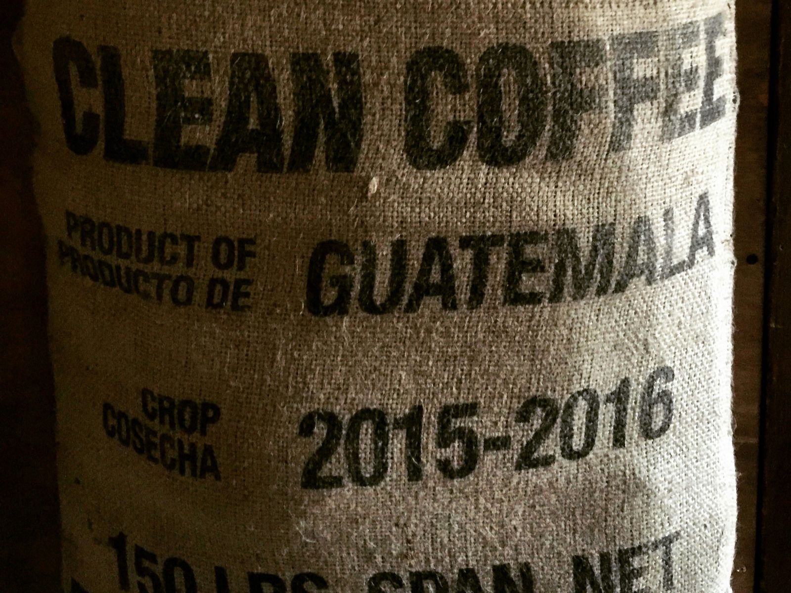 Rondreis Guatemala, Antigua, excursie koffietour bij Antigua, jute zak met koffie uit Guatemala