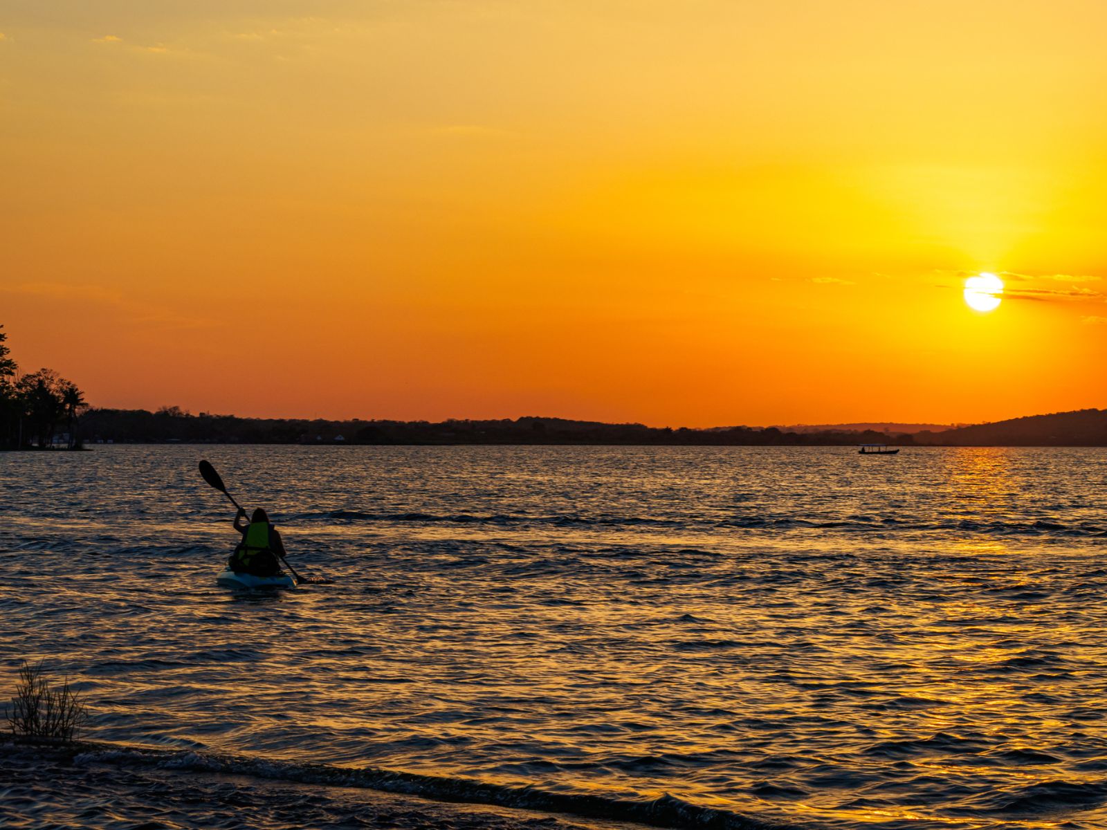 Rondreis Guatemala, Flores, excursie kajakken bij zonsopkomst op het Petén meer, kano op het meer